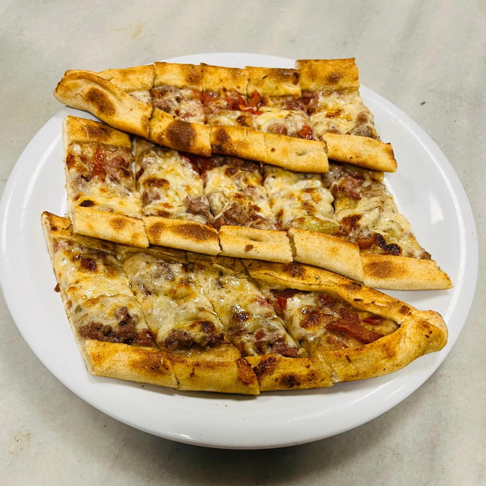 Kuşbaşılı Kaşarlı Pide