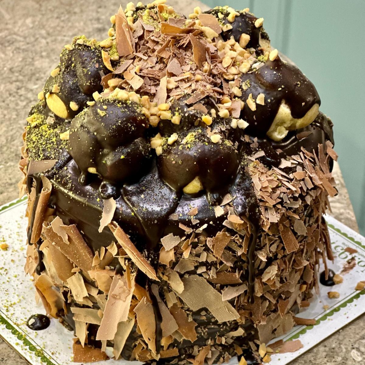 Profiterollü Çikolatalı Pasta