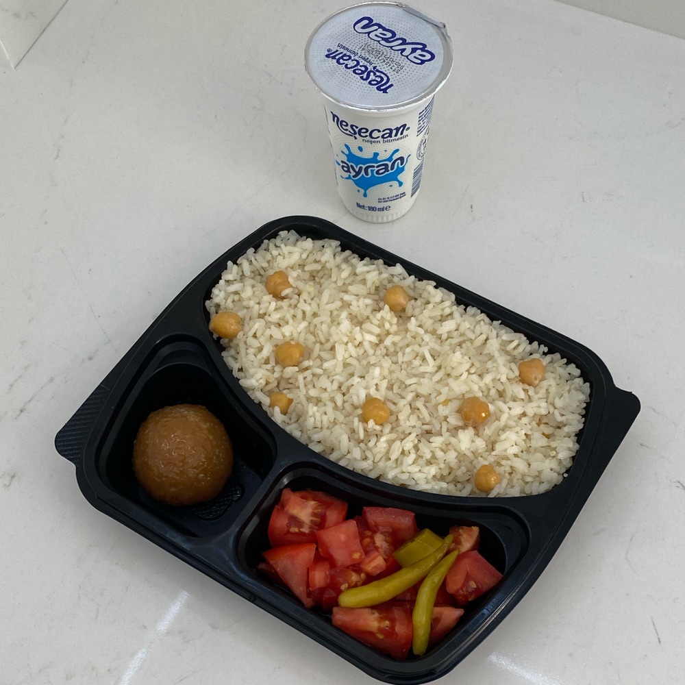 1.5)porsiyon nohutlu pilav+Ayran+Tatlı ikram