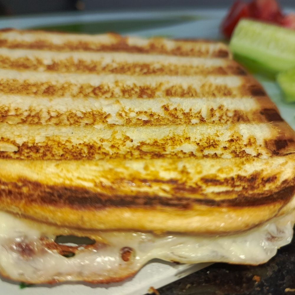 Kaşarlı Tost (Ayvalık Tost Ekmeğinde)