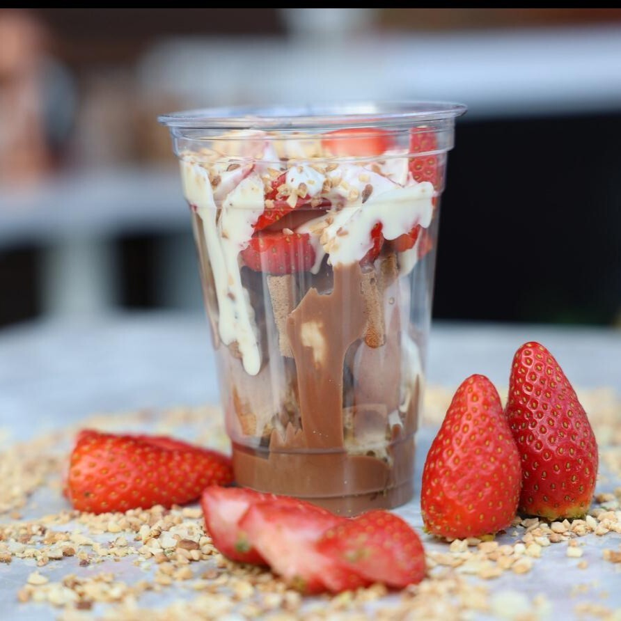 Çilekli Çikolatalı Cup Waffle