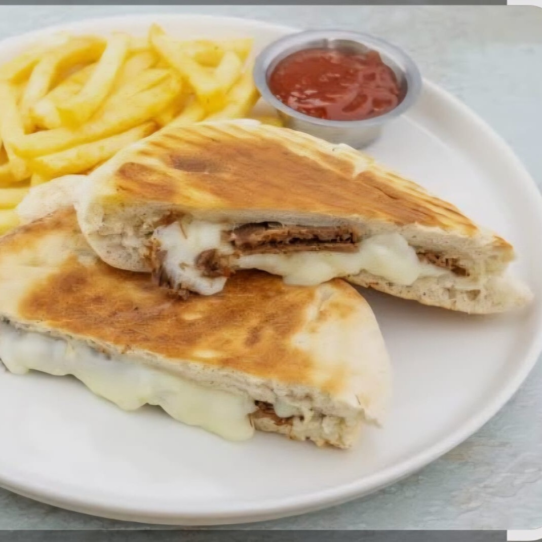 Yumurtalı Kavurmalı Bazlama Tost & Patates Kızartması & Ayran