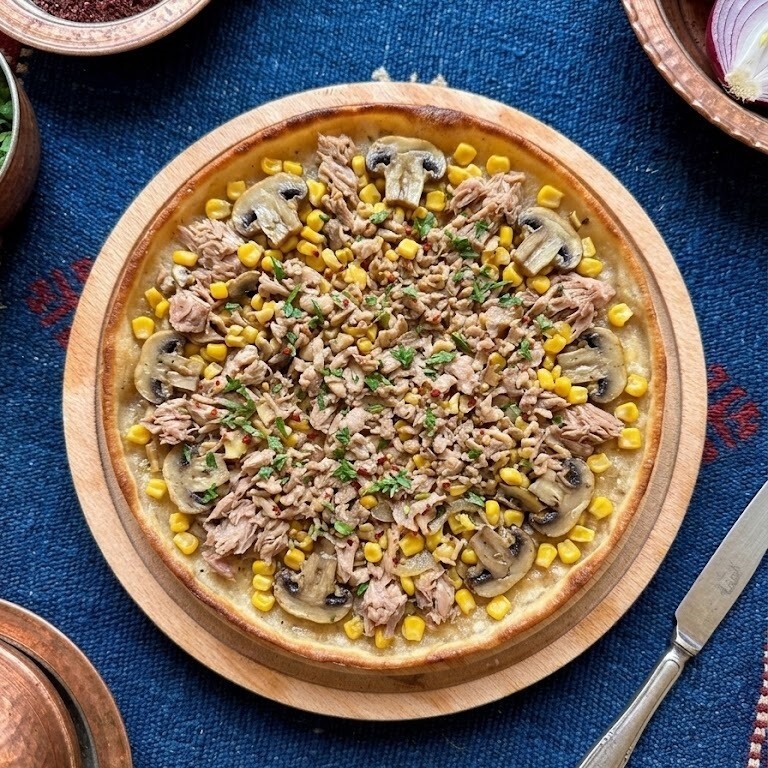 Ton Balıklı, Mantarlı, Mısırlı, Kaşar ve Mozzarellalı Pide Pizza