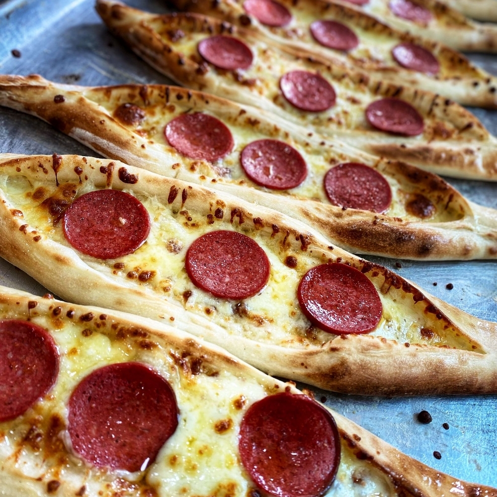 Kaşarlı Sucuklu Pide