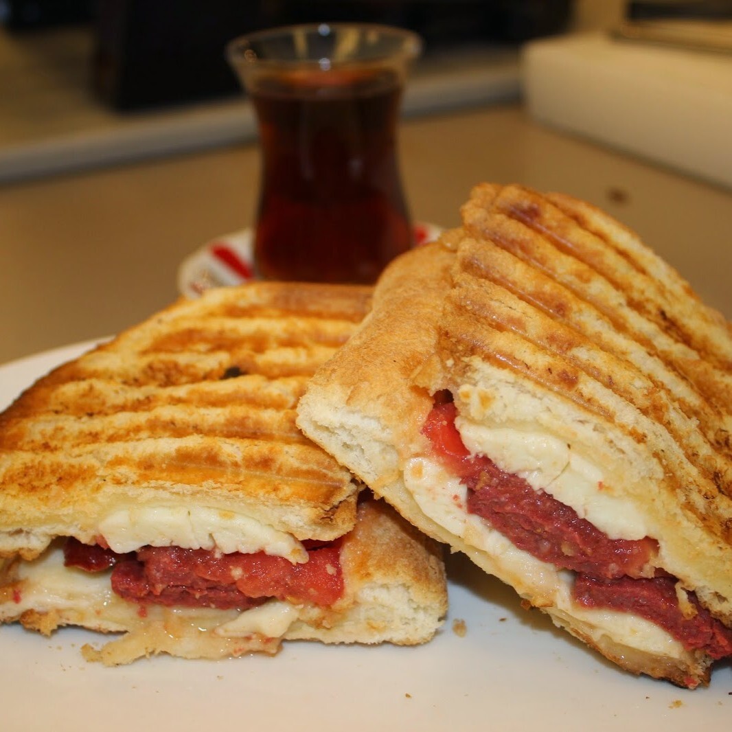 Sandviç Ekmek Kaşarlı Sucuklu Tost