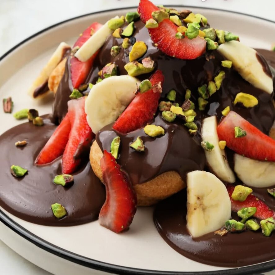 Çilek Muz ve Antep Fıstıklı Profiterol