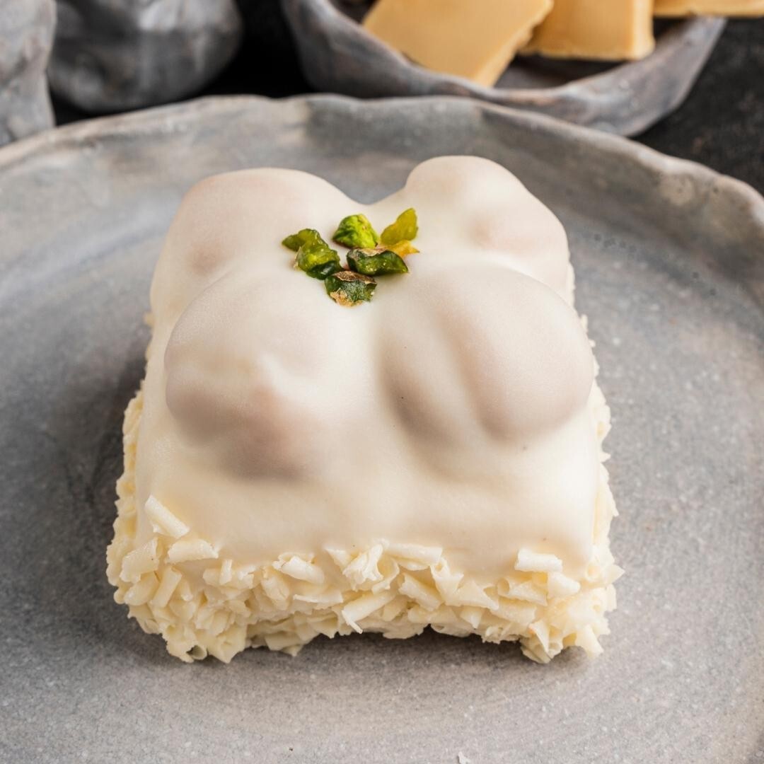 Beyaz Çikolatalı Profiterollü Mono Pasta