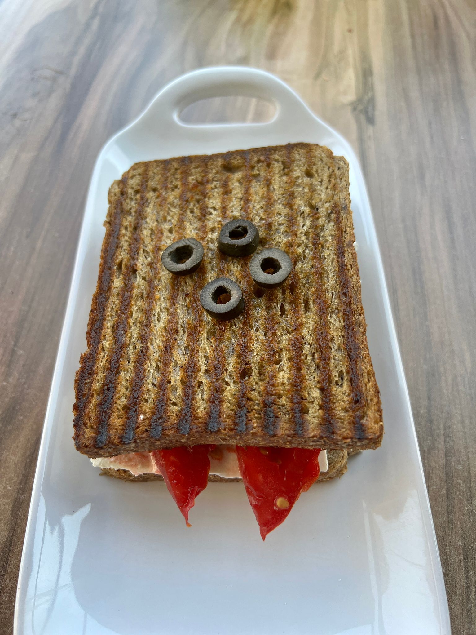 Kepek Ekmeğine Peynirli Domatesli Tost