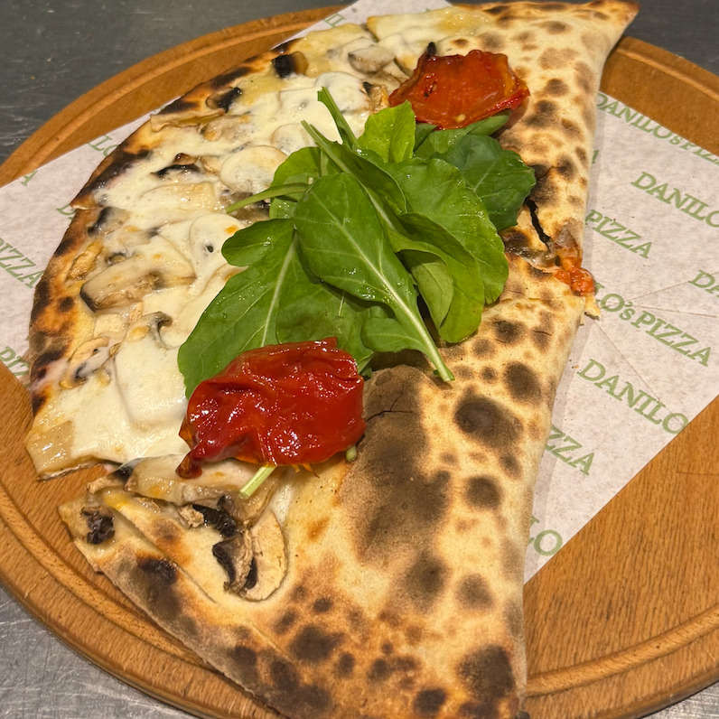 **Kavurmalı Mantarlı Calzone (Orta)**