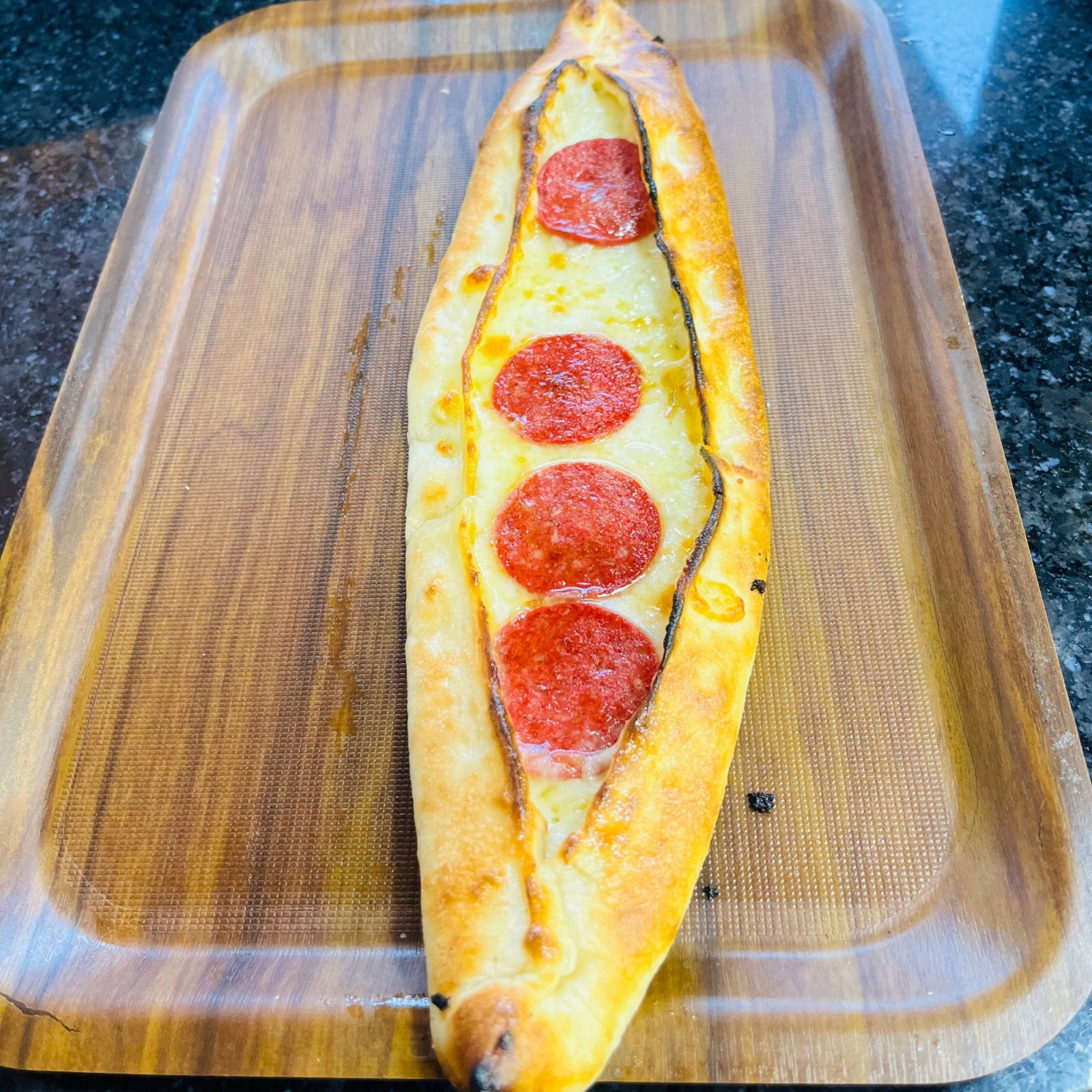 2 Adet Sucuklu Kaşarlı Cantık Pide + Coca-Cola (33 cl.)