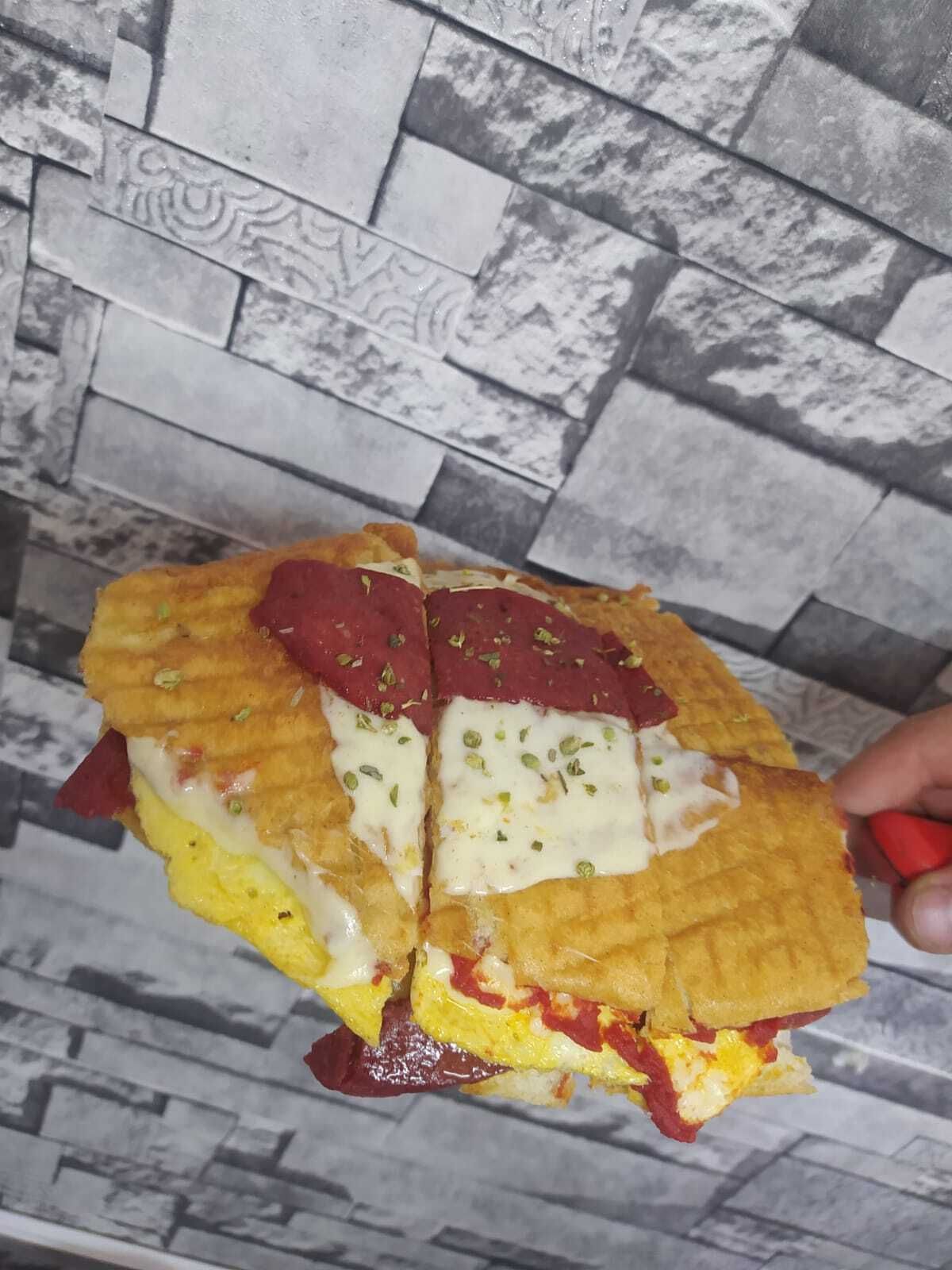 Yarım Ekmek Sucuklu Kaşarlı Yumurtalı Tost