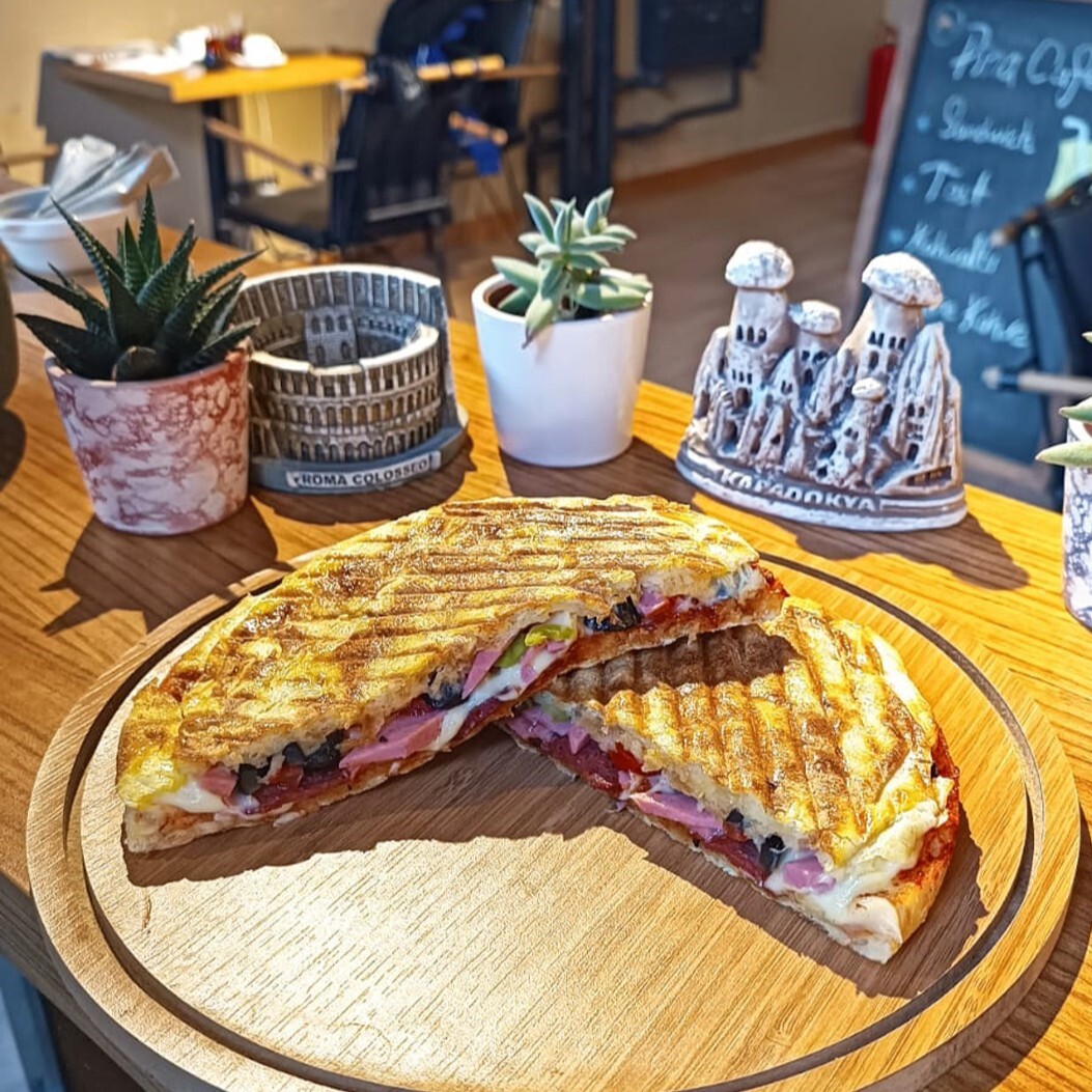 Beyaz Peynirli Sebzeli Tost