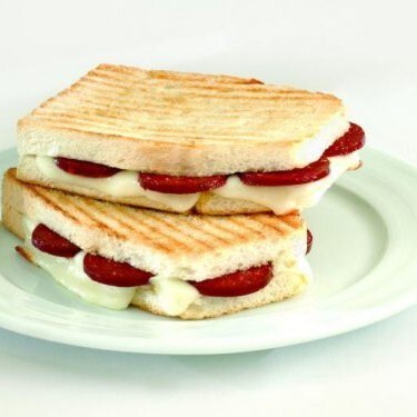 2 Adet tost ekmeğine Karışık Tost ( Çift tost)+Coca Cola 250 ml