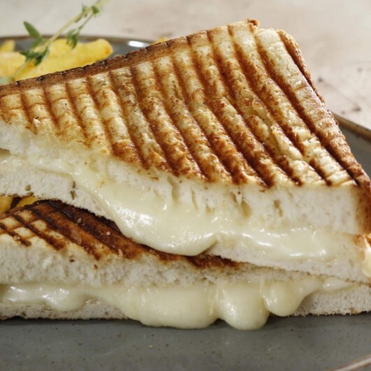 Yarım Ekmek Kaşarlı Tost