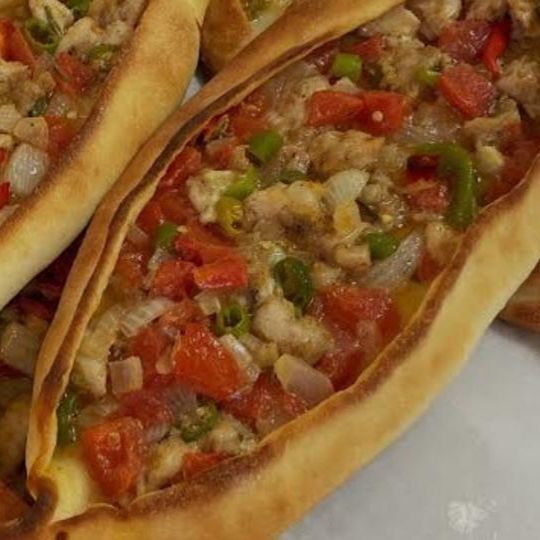 Tavuklu kaşarlı Açık Pide