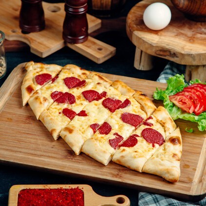 Kaşarlı Sucuklu Pide +Coca Cola Menü