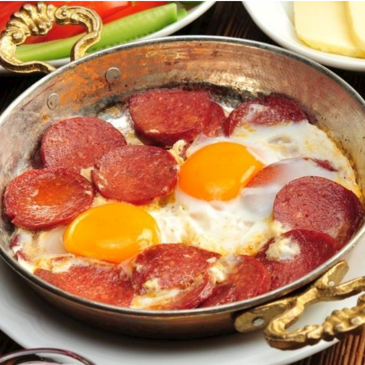 Sahanda Sucuklu Tereyağlı Yumurta