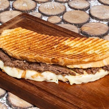 Yarım Ekmeğe Kavurmalı Tost