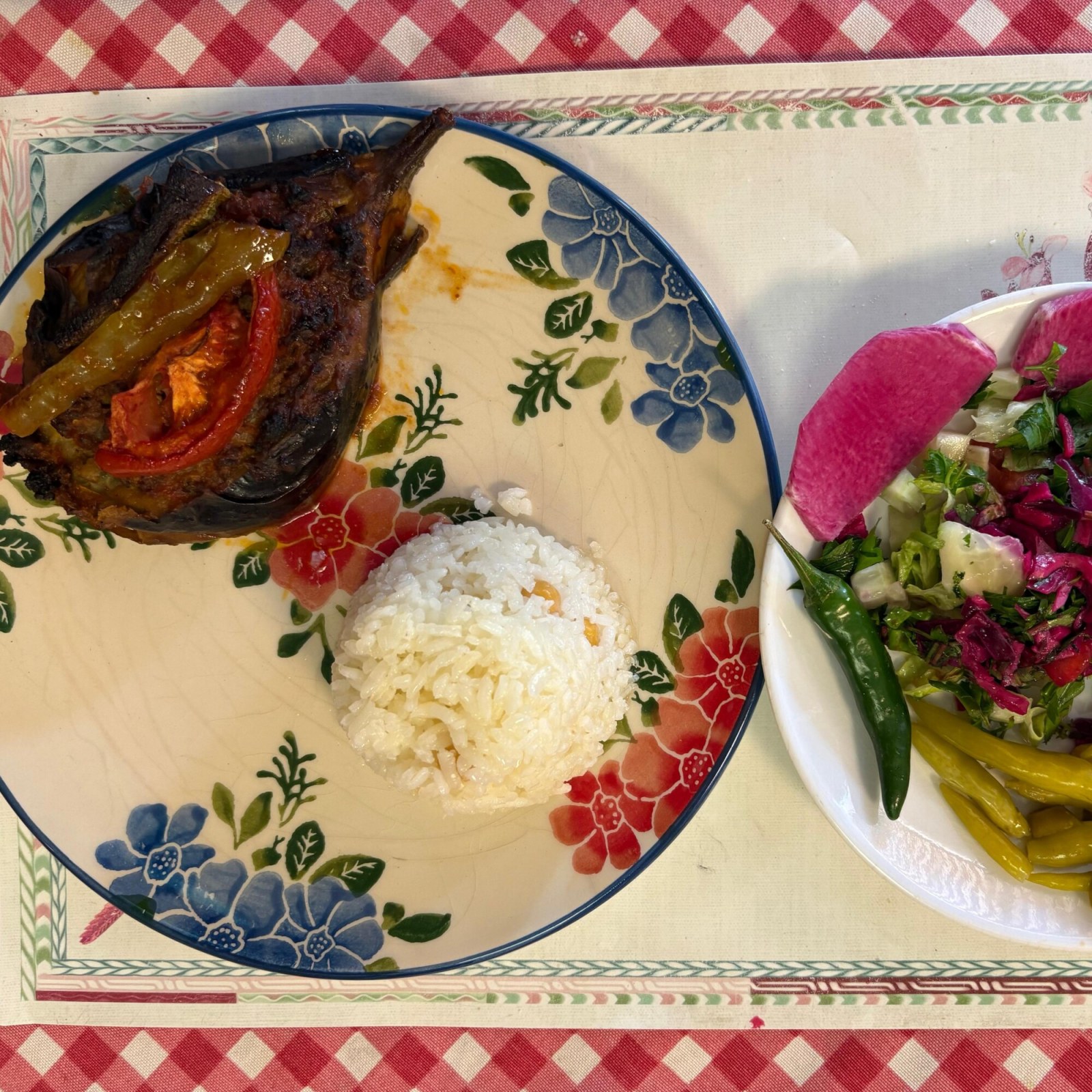 Karnıyarık Pilav Salata Turşu