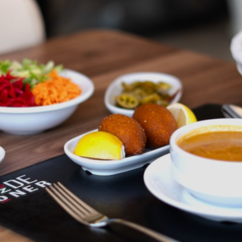 İçli Köfte Urfa usulü Tereyağında Pişirilmiş Salça çekmesi içli Köfte