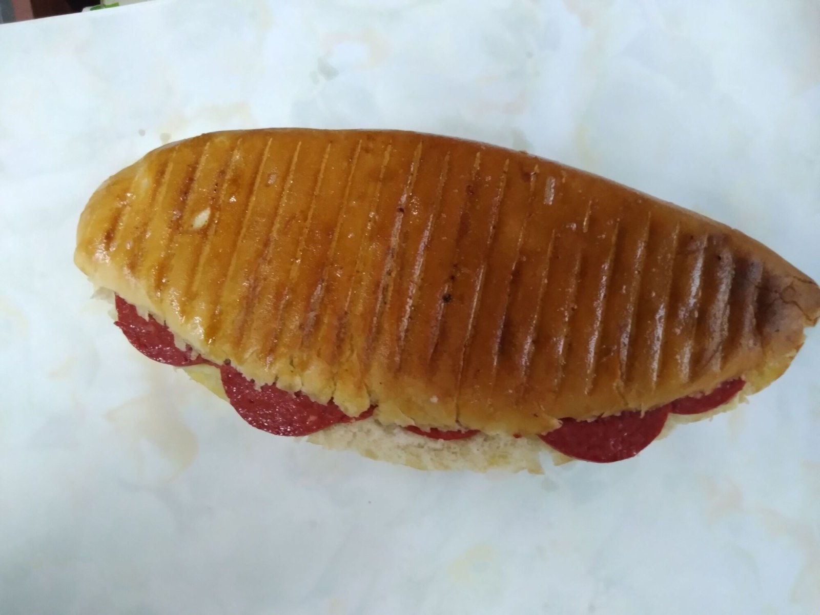 Sandviç Ekmeğine Salçalı Sucuklu Kaşarlı Tost
