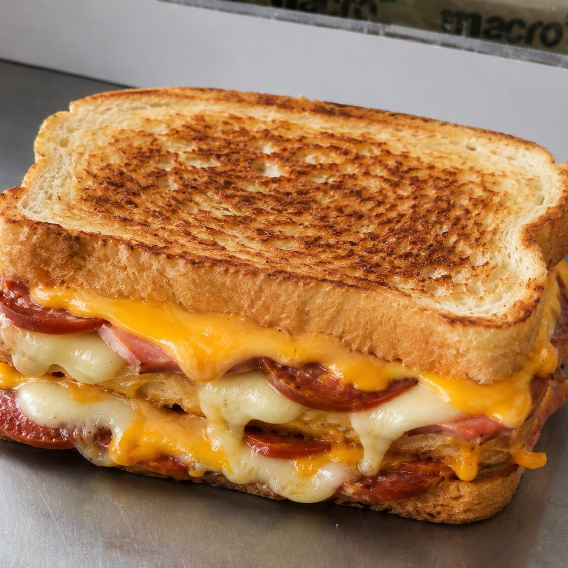 Duble sucuk ve kaşarlı ve cheddarlı Tost Ekmeği