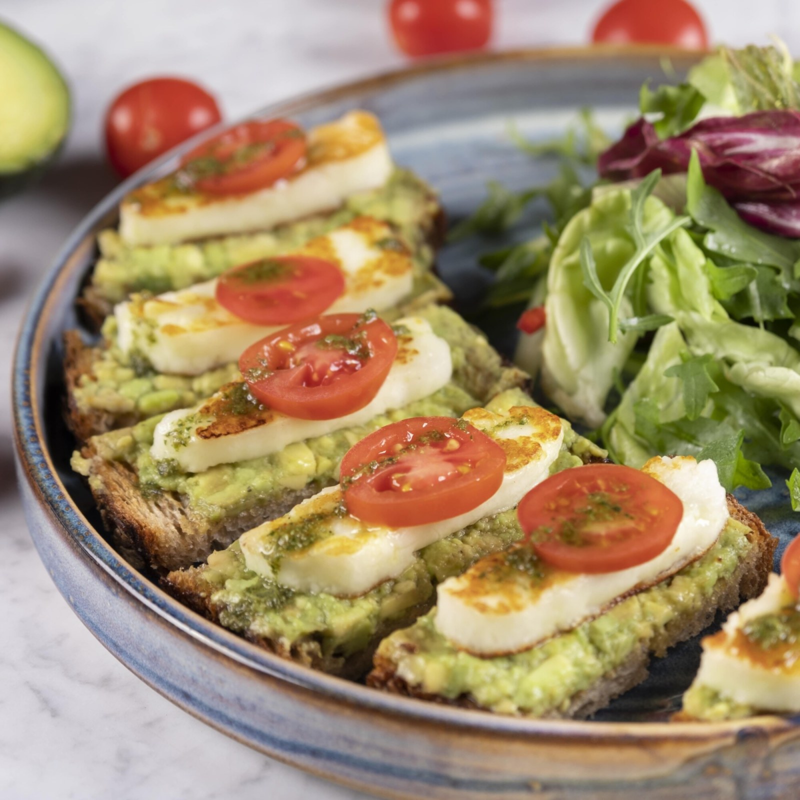 Avokado ve Hellim Peynirli Tartine