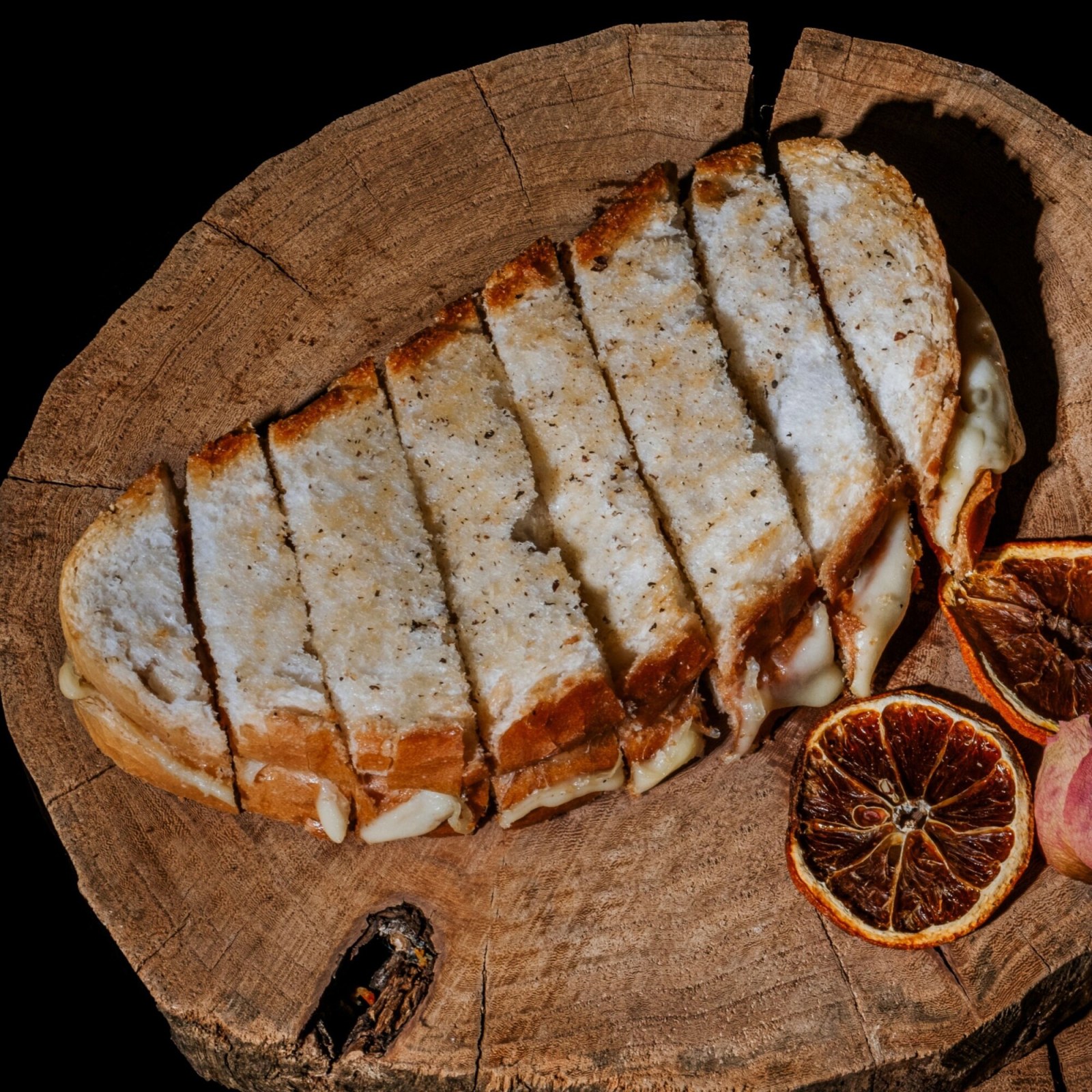 Beyaz Peynirli Domatesli Tost