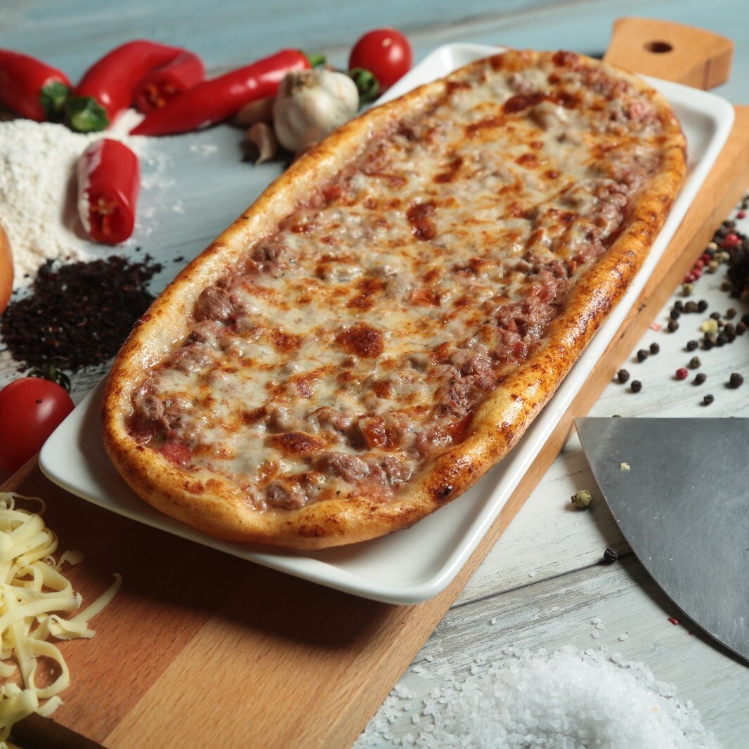 Kuşbaşılı Kaşarlı Pide