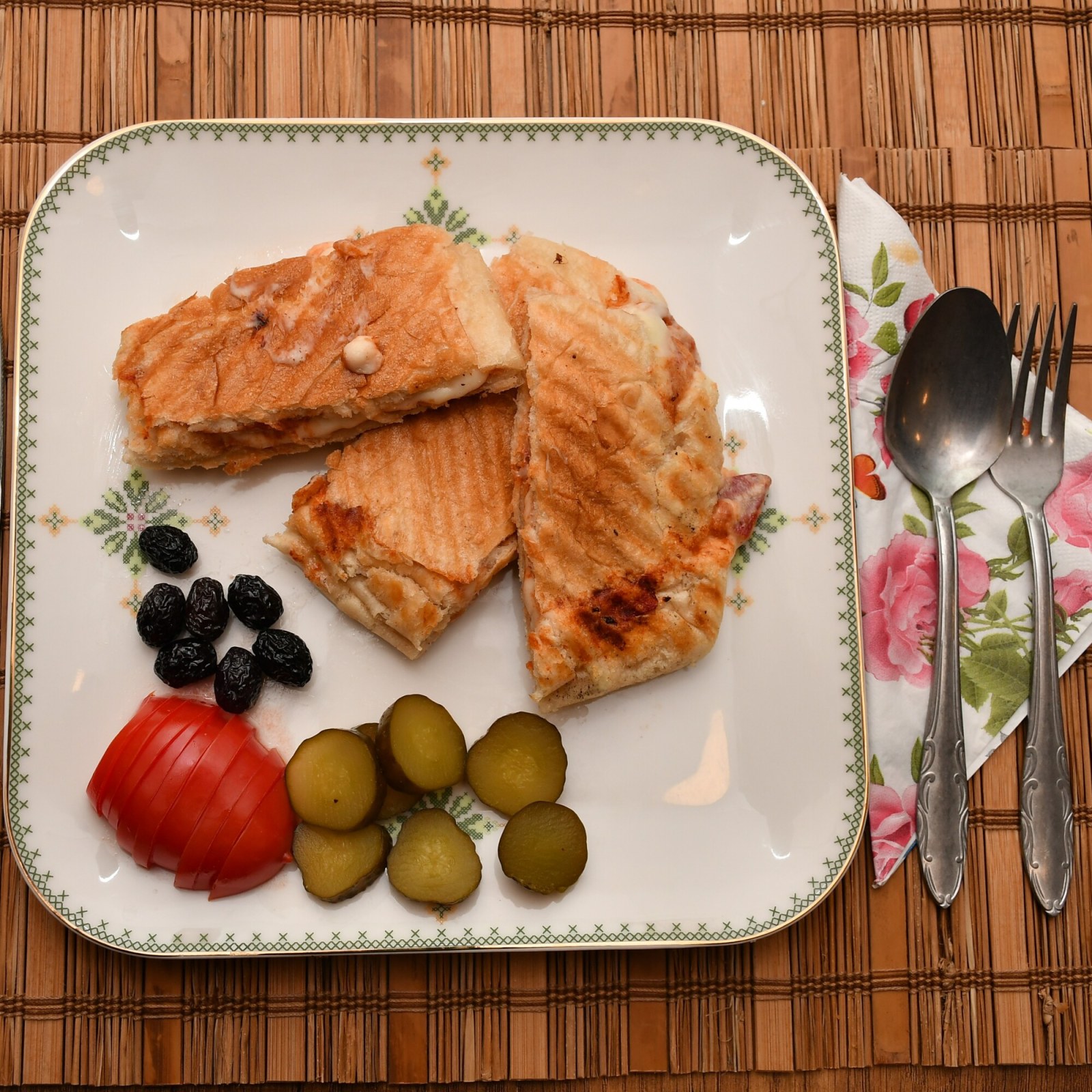 Sucuklu Kaşarlı Tost