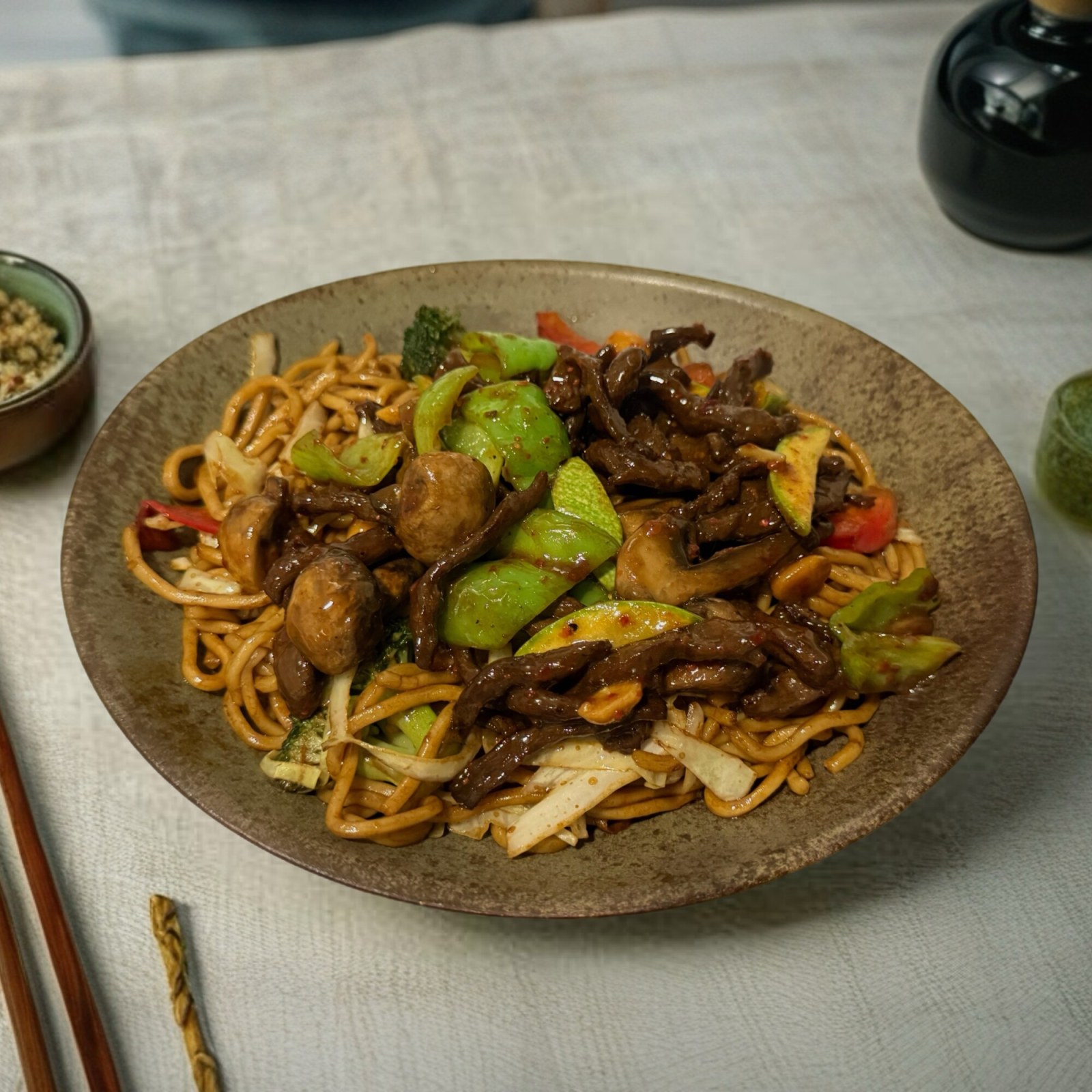 Sebzeli Noodle Üstü Acılı Mantarlı Dana Eti