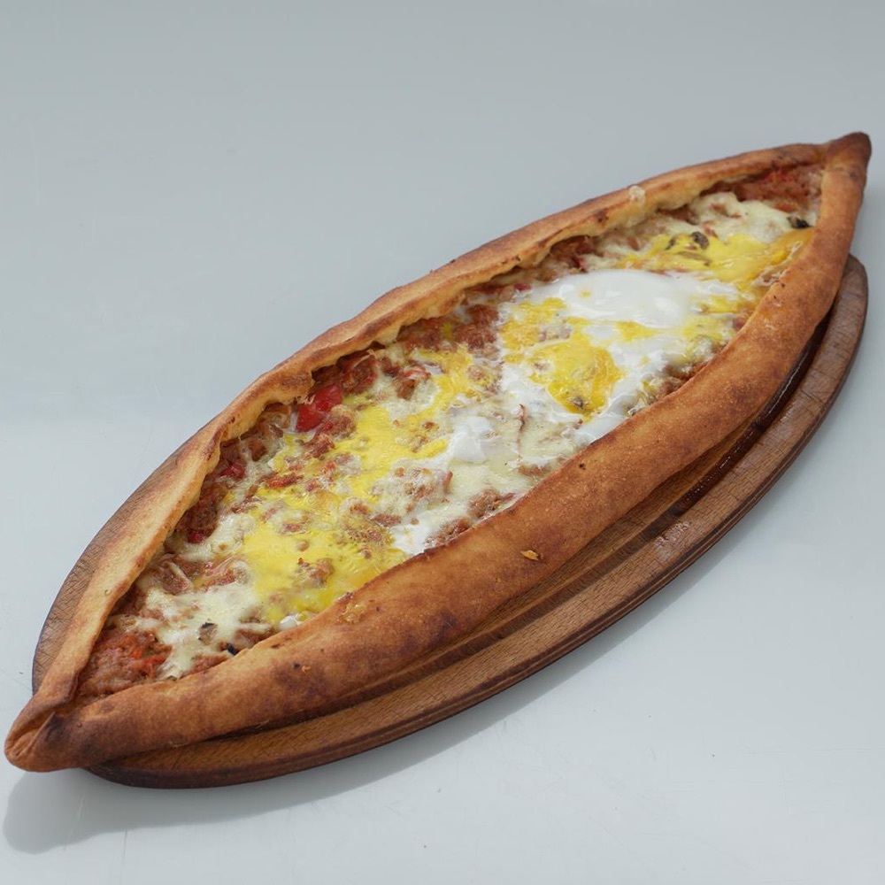 Kuşbaşılı Kaşarlı Yumurtalı Pide