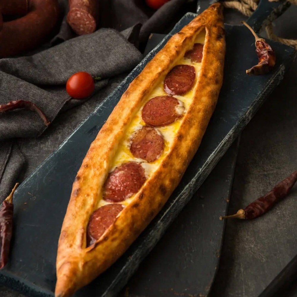 Sucuklu Kaşarlı Pide