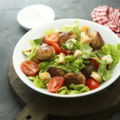 Köfteli Salata