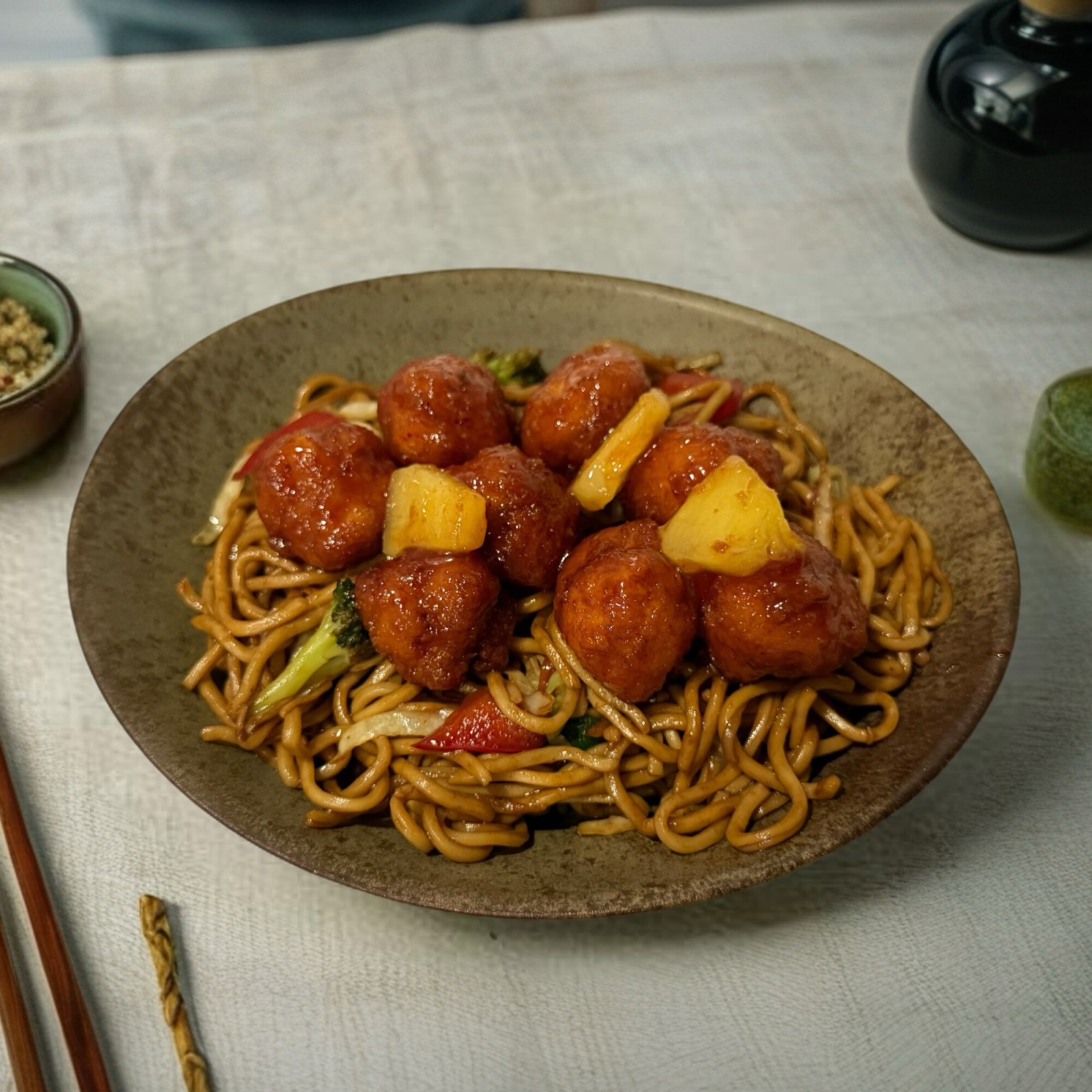 Sebzeli Noodle Üstü Tatlı Ekşi Tavuk