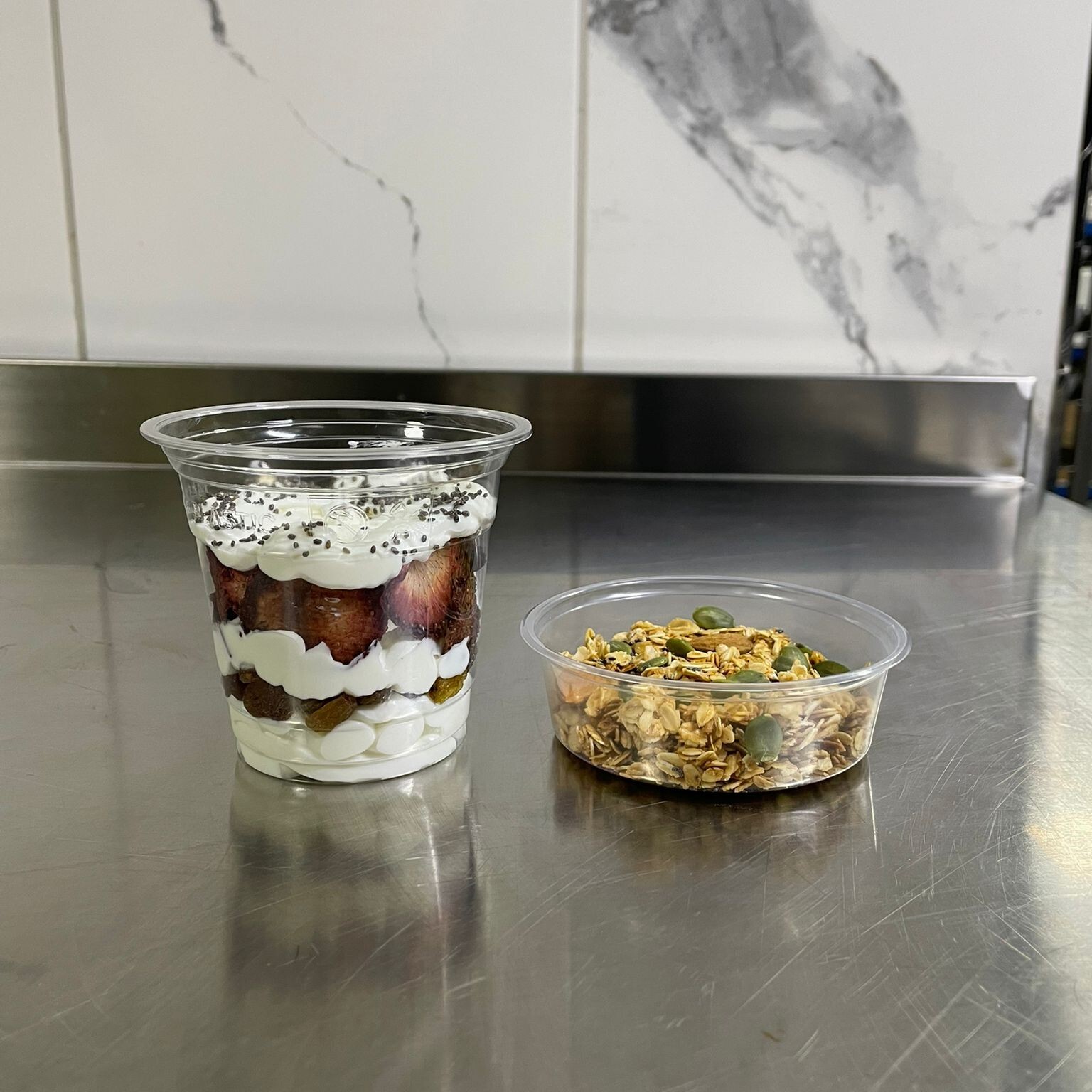 Çilek & Chia Granola Cup
