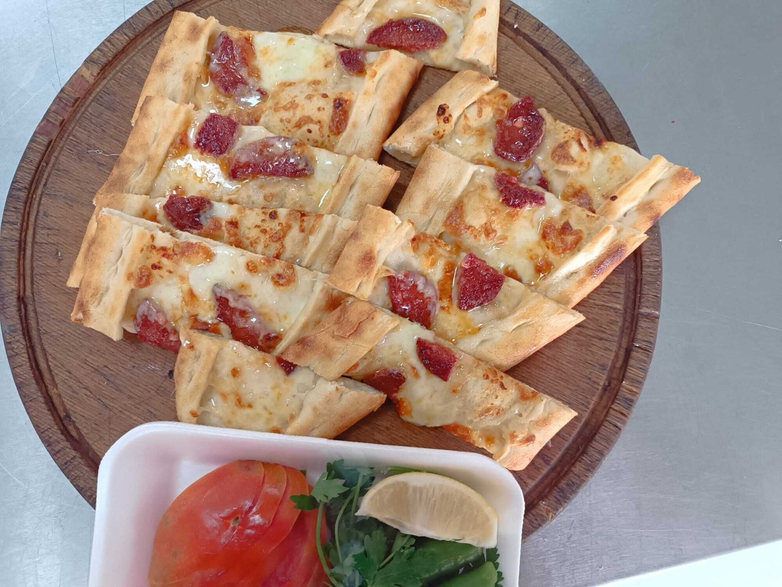 Sucuklu Kaşarlı Pide