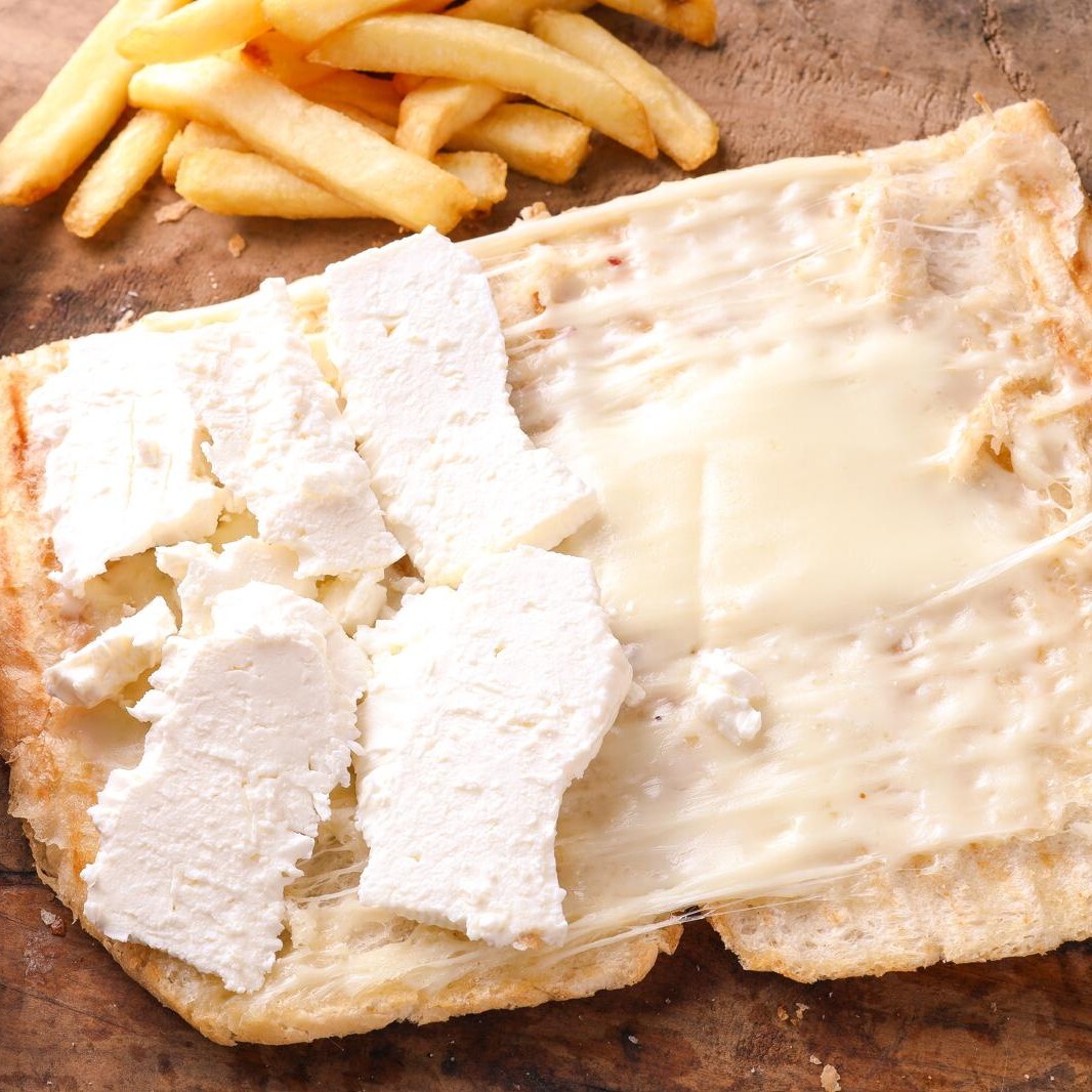 Y.Ekmeğe Kaşarlı Beyaz Peynirli Tost