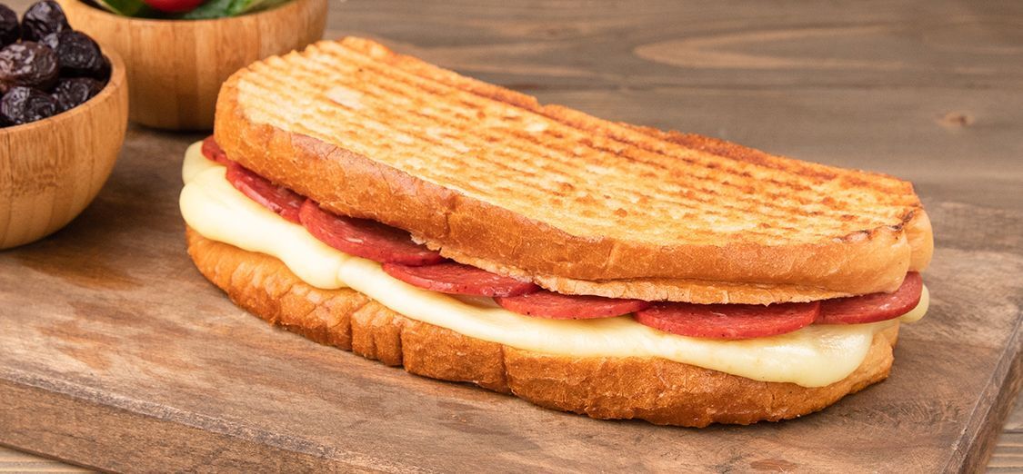 Ayvalık Ekmeğine Sucuk Kaşarlı Tost