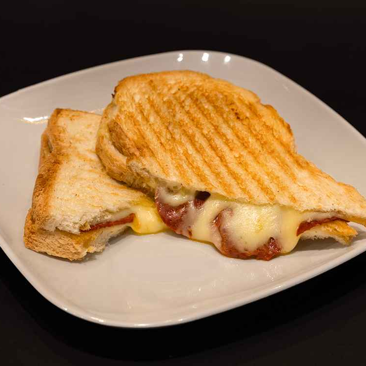 Ayvalık Ekmeğine Sucuklu Tost
