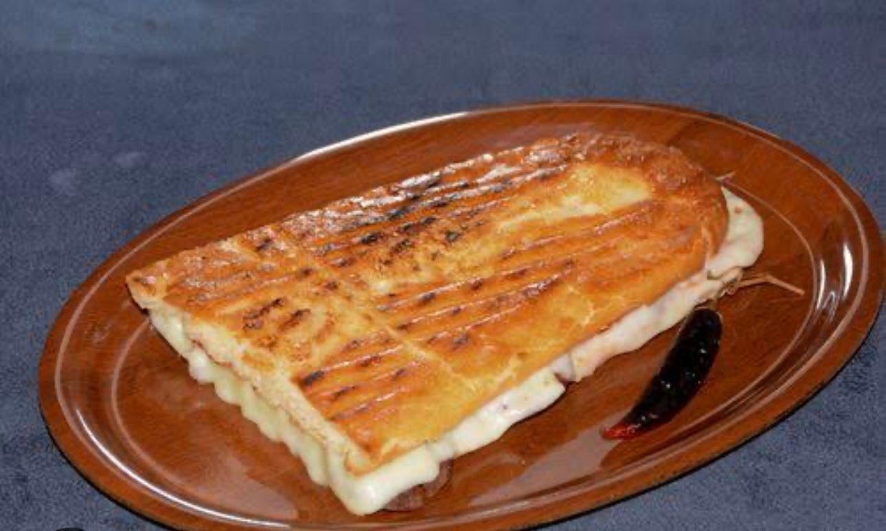 3 Çeyrek Kaşarlı Tost