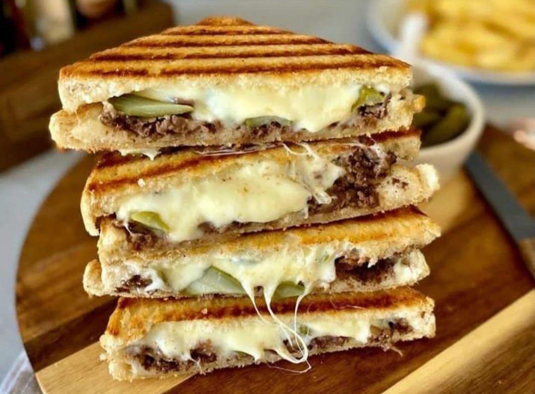 Yarım Ekmek Kavurmalı Kaşarlı Sucuklu Yumurtalı Tost