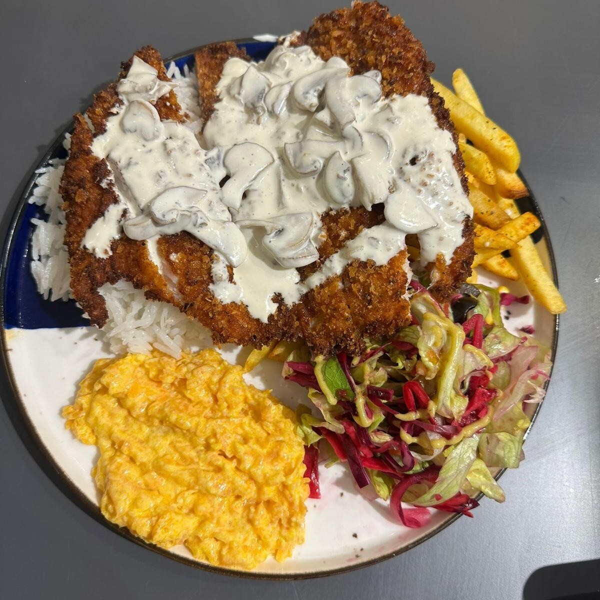 Kremalı Mantarlı Tavuklu Schnitzel