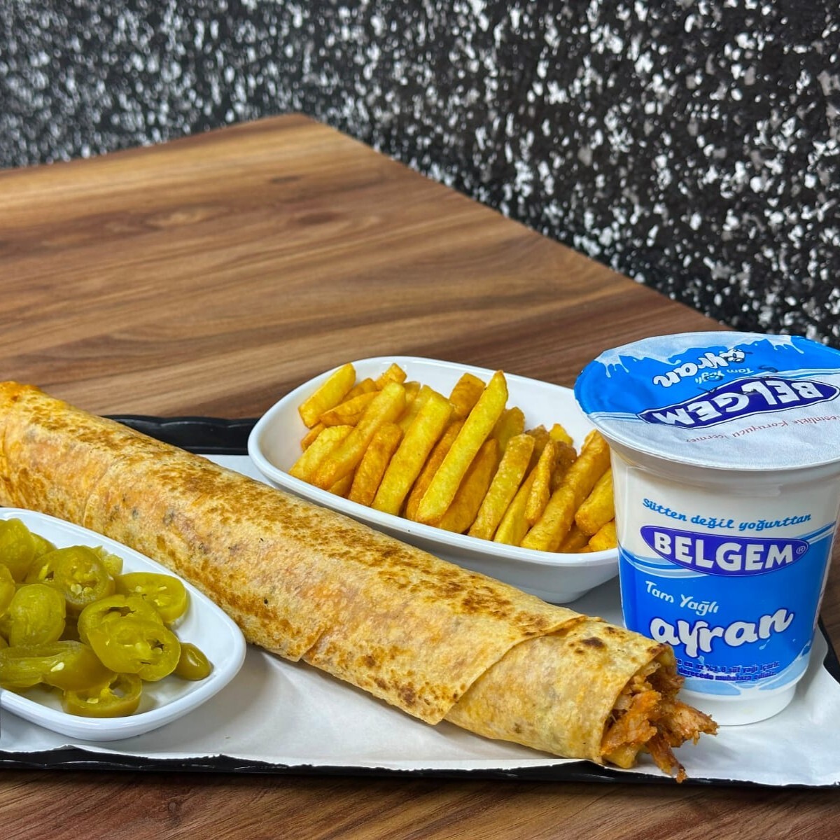 1 Kişilik Hatay Usulü Tavuk Döner 300 ml Ayran Menü