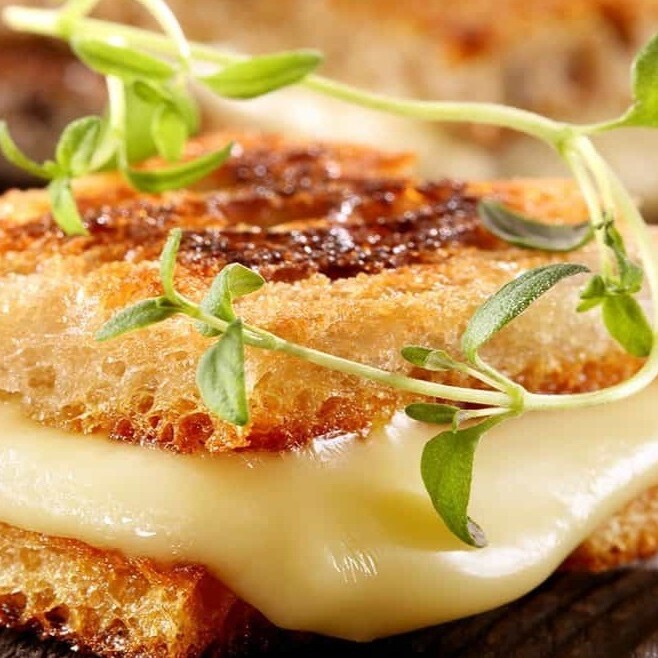 Yarım Ekmek Kaşarlı Tost