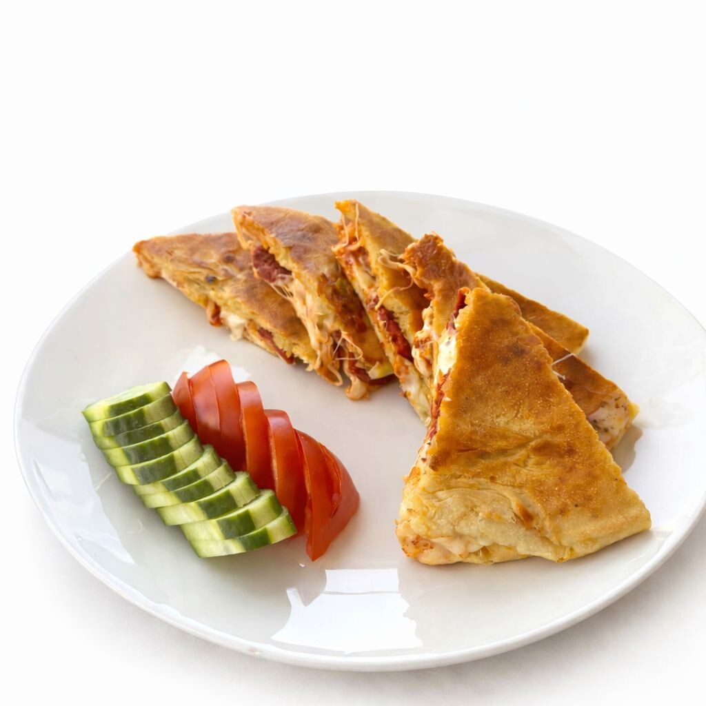 Bazlama Ekmek Kıymalı Kaşarlı Tost
