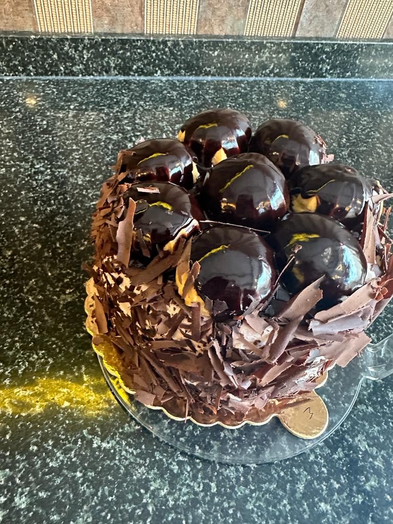 Profiterollü Çikolatalı Pasta