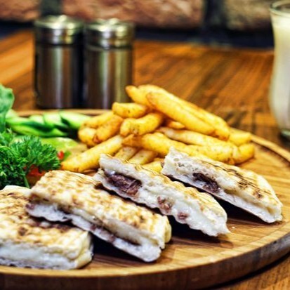 Kavurmalı Kaşarlı Bazlama Tost+Söğüş