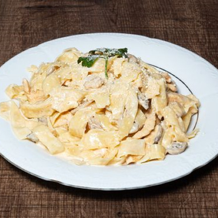Fettuchini Fesleğenli Tavuklu