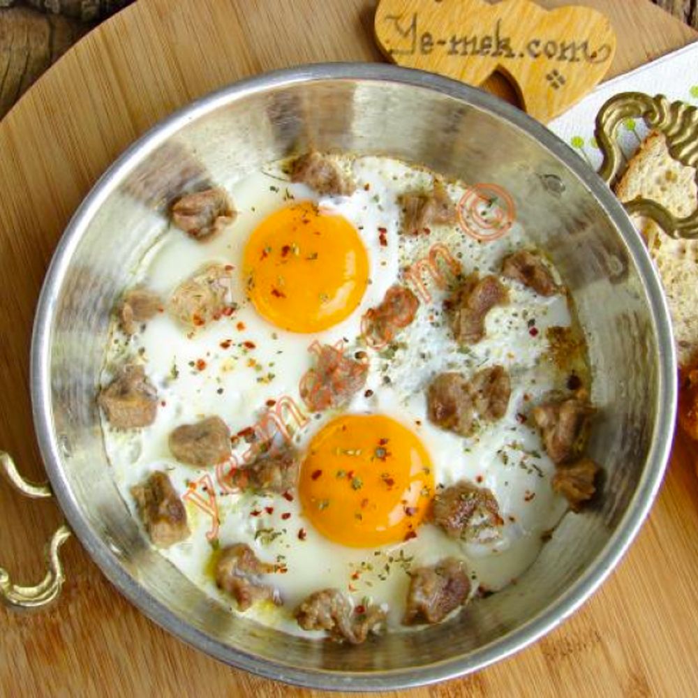 Sahanda Kavurmalı Kaşarlı Yumurta